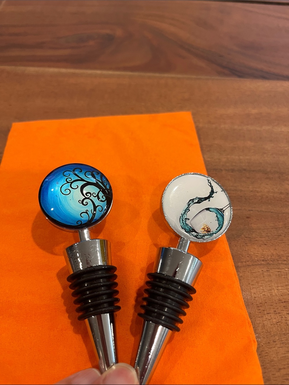 Decorative Glass Wine Bottle Stoppers pair 2 abstract, gorgeous, shiny  NEW